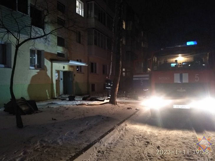 Женщина лежит на полу, мужчина без сознания. Эвакуация людей в Витебске