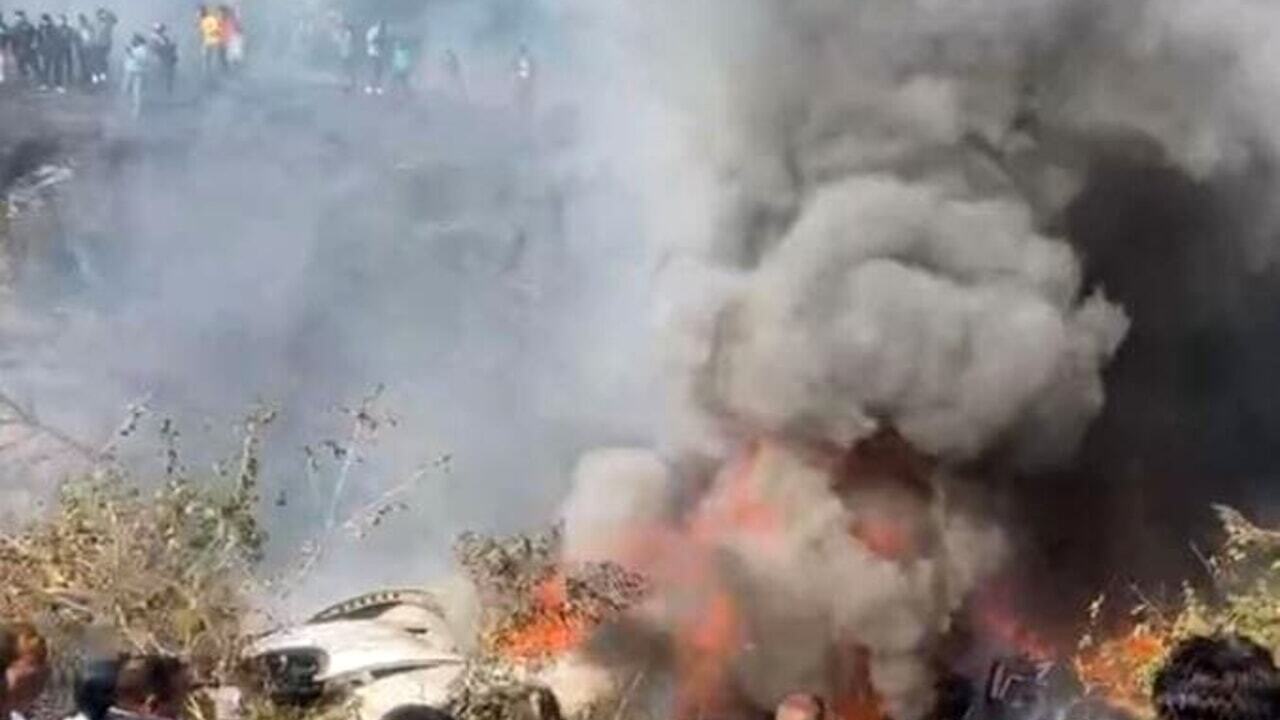 Самолет с 72 людьми на борту падает на землю. Резня в Непале