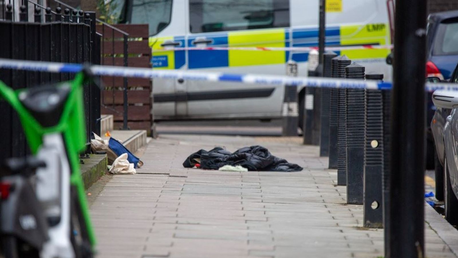 Стрельба в Юстоне: люди «слишком напуганы, чтобы выйти на улицу» после предполагаемого инцидента с проезжающим автомобилем возле мемориала молодой