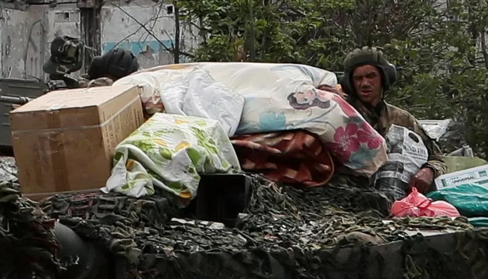 АРМИЯ МОШЕННИКОВ Унизительные фото показывают, что отчаявшиеся солдаты Безумного Влада больше заботятся о ВОРОВСТВЕ, чем о сражении,...