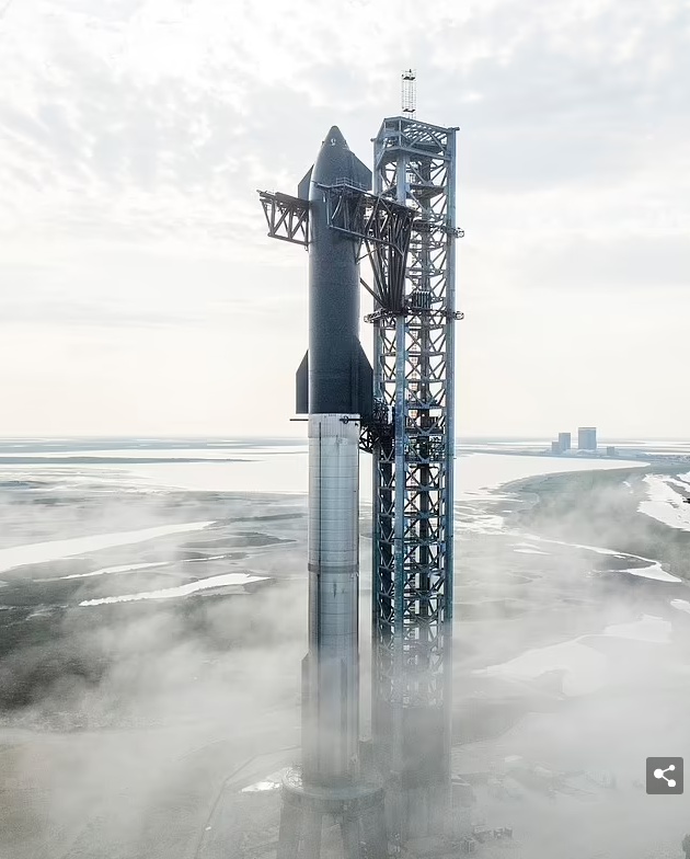 SpaceX делится НЕВЕРОЯТНЫМИ аэрофотоснимками своей 395-футовой ракеты Starship