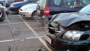 Оставил автомобиль на парковке в торговом центре? А его тележкой поцарапали...