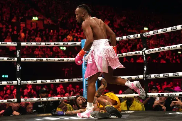 KSI жестоко нокаутирует YouTuber FaZe Temperrr в боксе, возвращаясь, чтобы сделать шаг ближе к Джейку Полу.