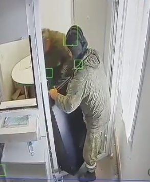 АРМИЯ МОШЕННИКОВ Унизительные фото показывают, что отчаявшиеся солдаты Безумного Влада больше заботятся о ВОРОВСТВЕ, чем о сражении,...