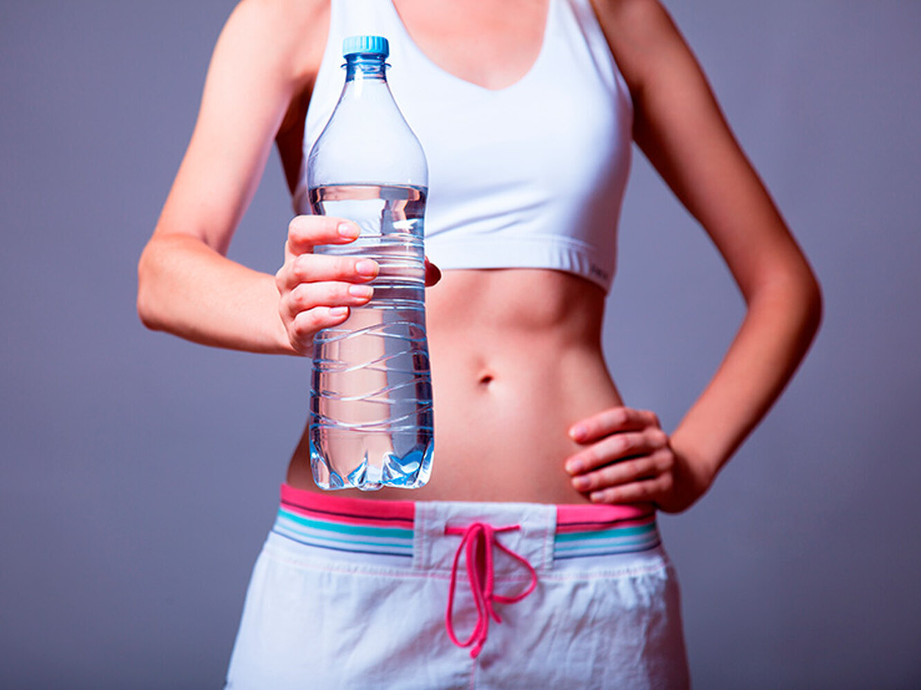 Почему пьют много воды при похудении. Вода для похудения. Стакан воды для похудения. Девушка с бутылкой воды. Питье для похудения.
