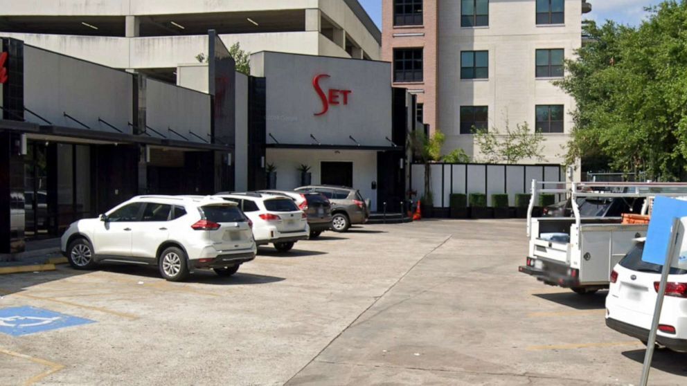 В результате стрельбы у ночного клуба в Хьюстоне погибла женщина, трое депутатов получили ранения