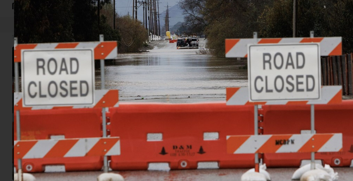 Участок дороги в Калифорнии соскользнул со скалы из-за шторма
