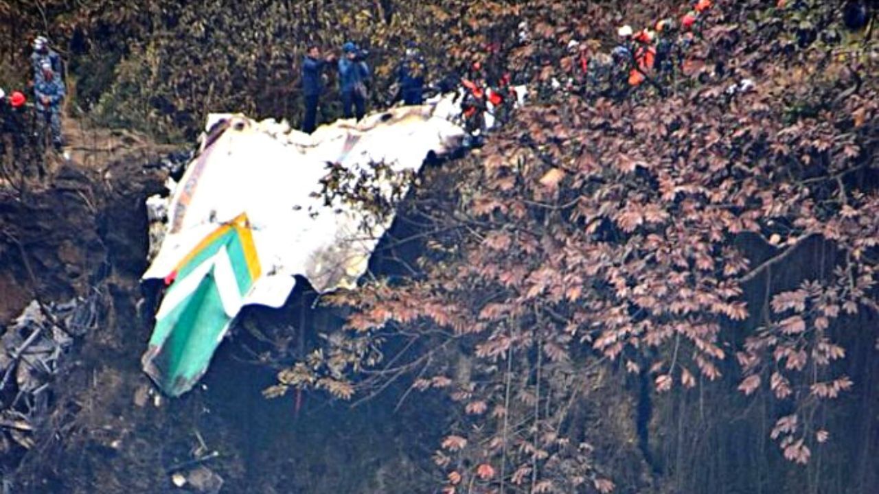 Черные ящики разбившегося в Непале самолета обнаружены, поиски 3 пассажиров продолжаются