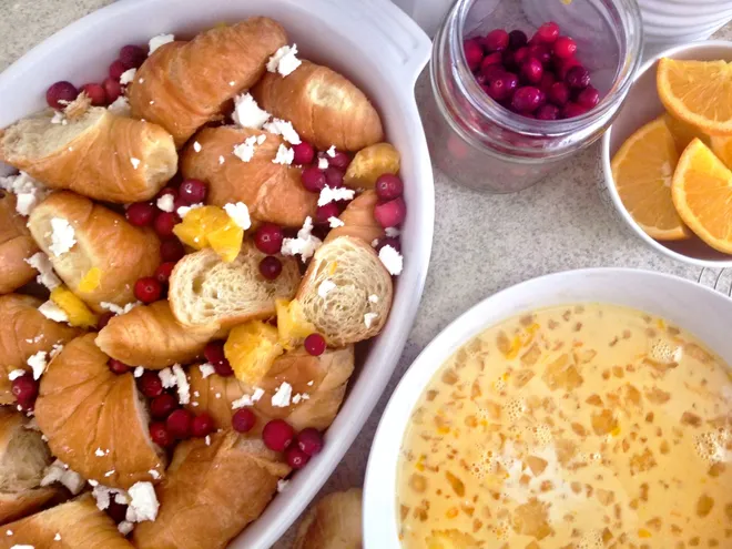 Этот простой рецепт выпечки французских тостов с апельсином и клюквой произведет впечатление на ваш следующий поздний завтрак