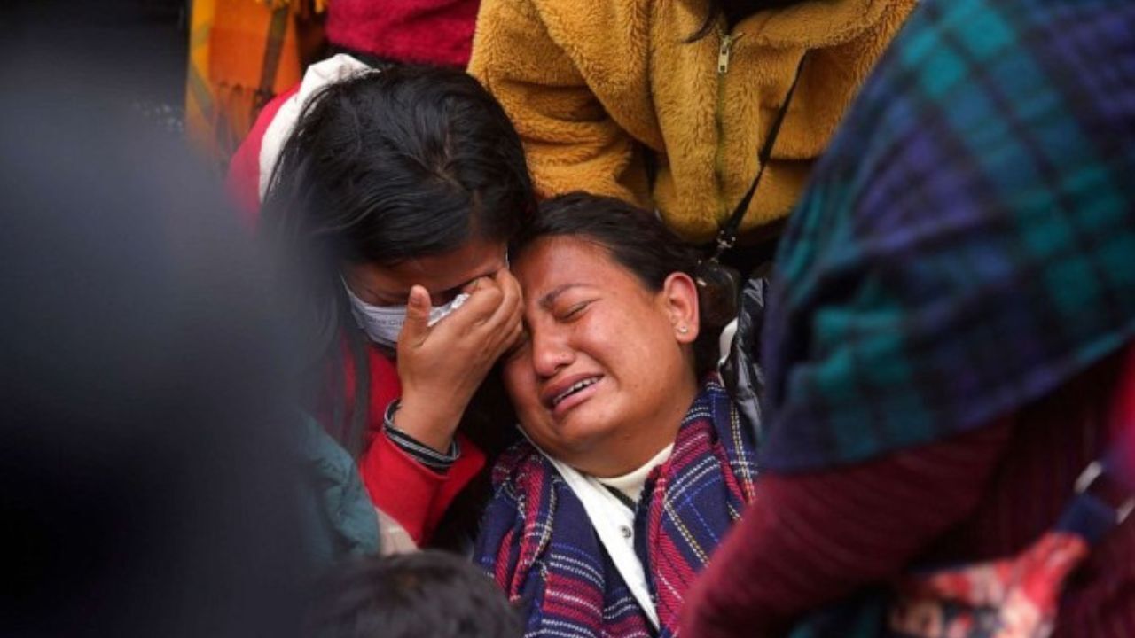 Черные ящики разбившегося в Непале самолета обнаружены, поиски 3 пассажиров продолжаются