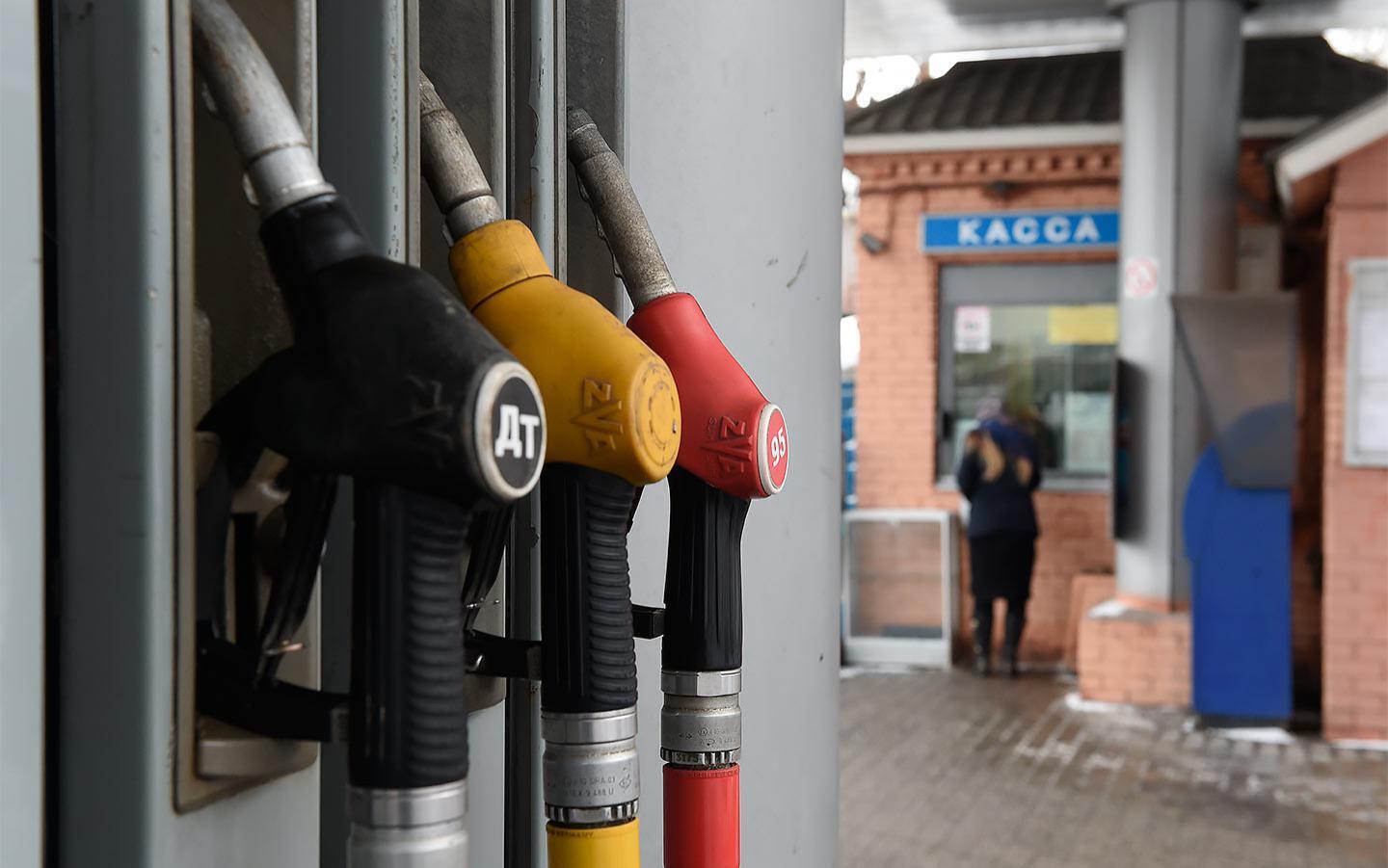 Цены на бензин преступно быстро растут. Заправка авто уже не всем по карману. Куда смотрит Путин? Это беспредел! Сколько можно издеваться над народом?