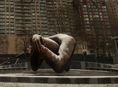 Статуя "пениса" МЛК за 10 миллионов долларов