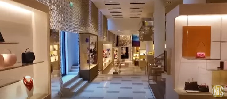 Бернар Арно – Как Живет Самый Богатый Человек в Мире и Куда Он Тратит Свои Миллиарды.