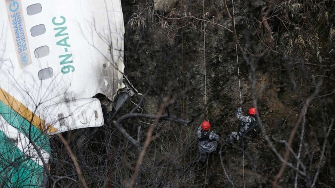 Черные ящики разбившегося в Непале самолета обнаружены, поиски 3 пассажиров продолжаются