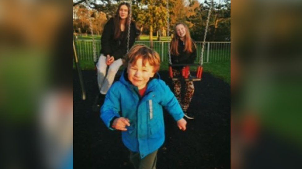 Беременна в 42 года: мама борется с критикой в свой адрес