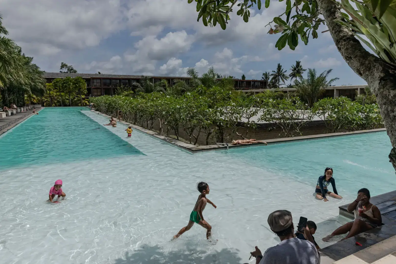 "Извините, Мы Из Москвы". На Бали воюющие стороны учатся сожительством!
