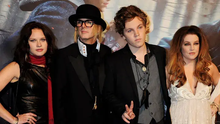 Смерть Лизы Мари Пресли - последняя трагедия, постигшая семью Элвиса Единственная дочь Элвиса Пресли Лиза Мари умерла в возрасте 54 лет