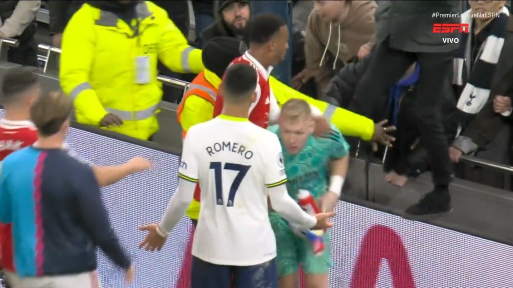 Зритель ударил Аарона Рэмсдейла после победы "Арсенала" над "Тоттенхэмом" со счетом 2: 0 в дерби на севере Лондона