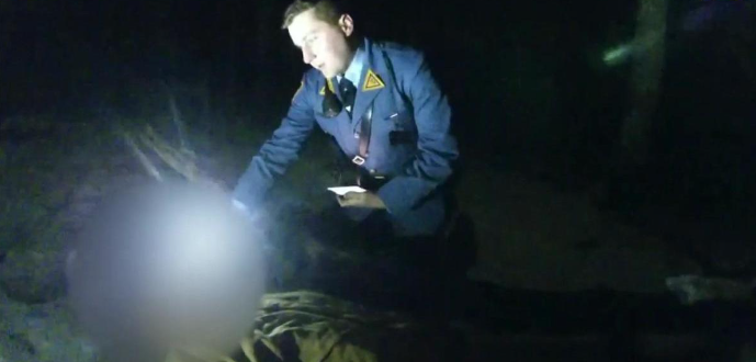 Ветеран морской пехоты, ставший полицейским, разыскал в лесу заблудившегося человека, который едва не умер от холода!