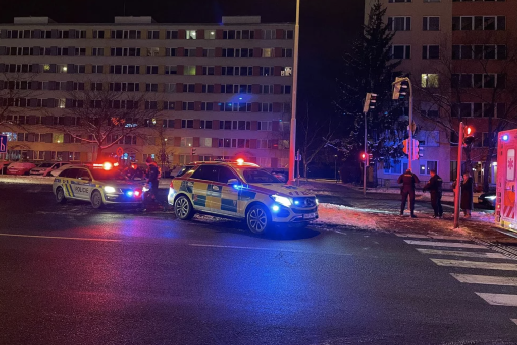 Мужчина застрелен после того, как нанес ножевые ранения двум женщинам в Праге