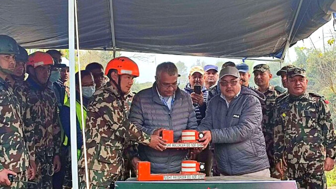 Черные ящики разбившегося в Непале самолета обнаружены, поиски 3 пассажиров продолжаются