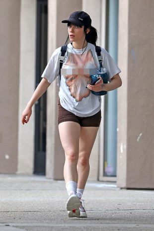 Билли Айлиш привлекла внимание своей графичной футболкой