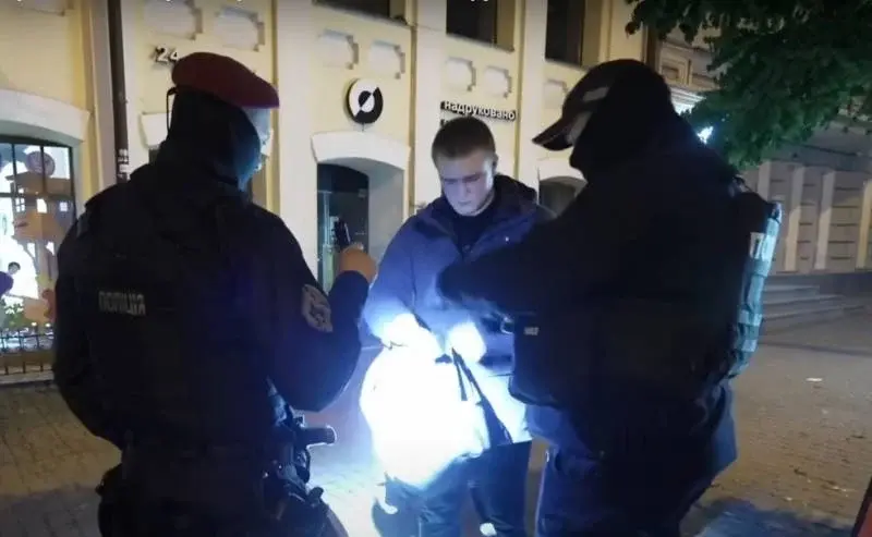 В Киеве в подъездах жилых домов расклеивают приказ военкома о проведении мобилизации