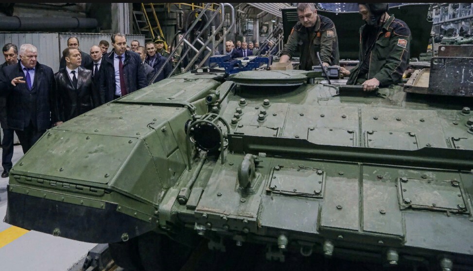 Глава Минобороны России заявил, что военные заводы работают «круглосуточно»