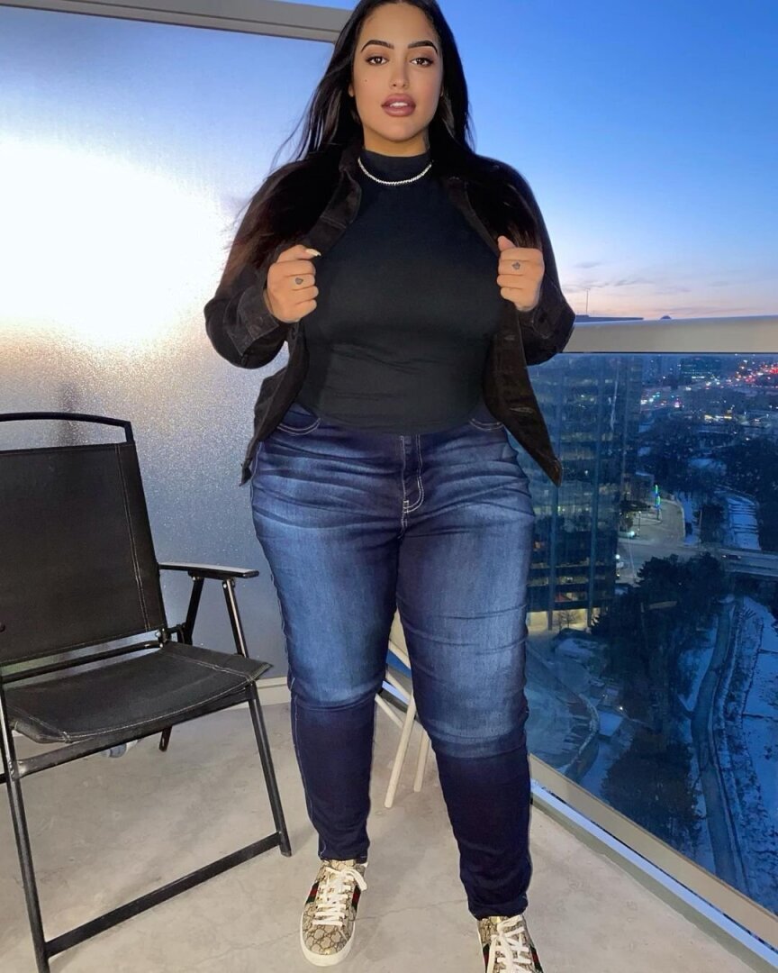 Модель с длиной тела 120 см, Almaz Doll развлекает своих поклонников интересными фотографиями.