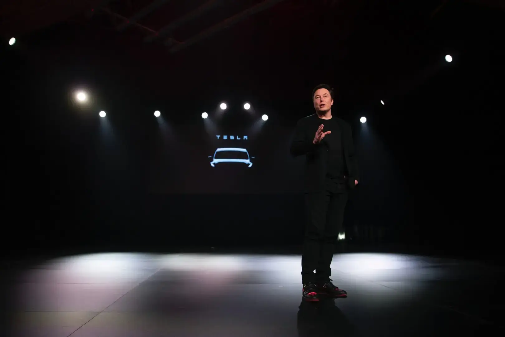 Стремление Илона Маска к разрушению...