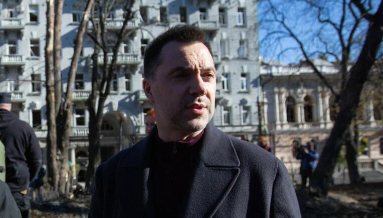 Главный помощник Зеленского уходит в отставку на фоне шума, вызванного взрывом в жилом доме