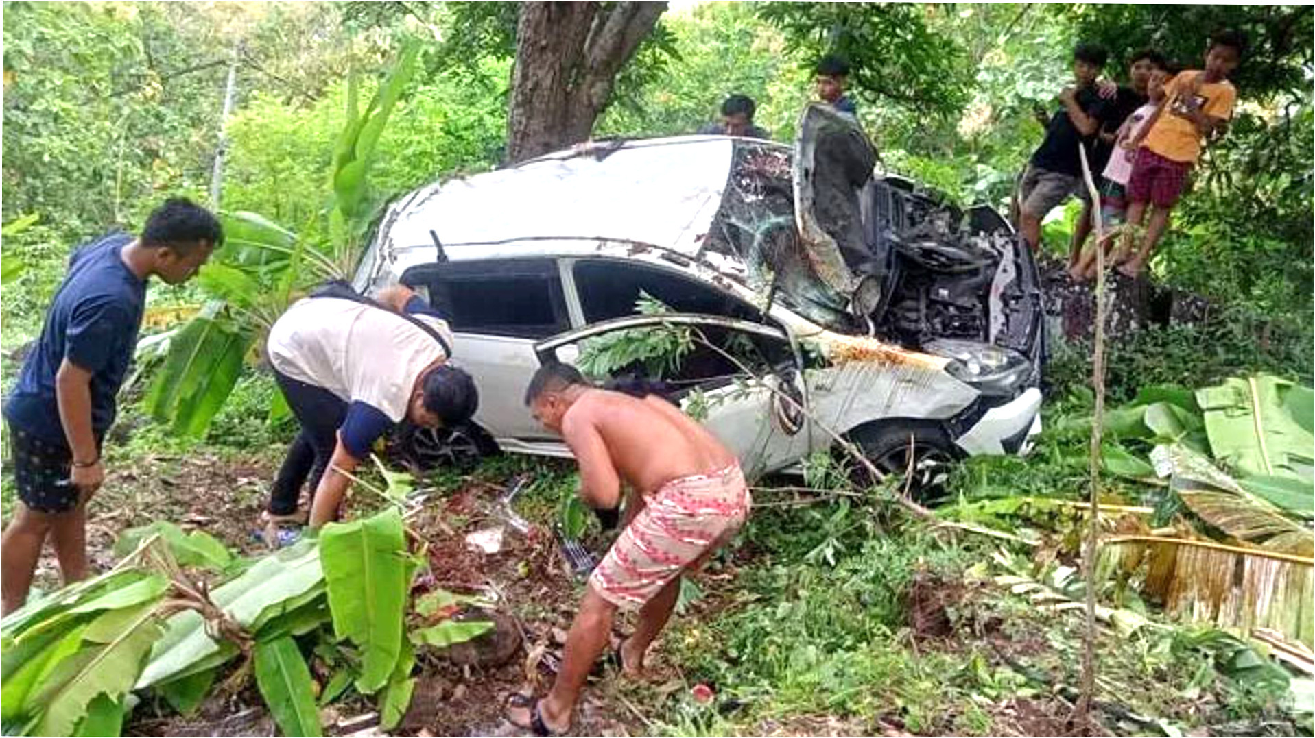 Чудесная история: российские туристы выжили при падении с 25-метровой высоты.