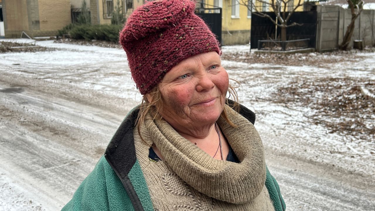 'Я не уйду': Мирные жители продолжают бороться с повседневной жизнью, несмотря на битву за Бахмут.