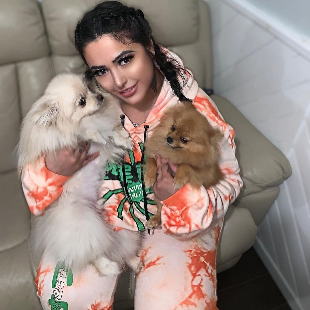 Модель с длиной тела 120 см, Almaz Doll развлекает своих поклонников интересными фотографиями.