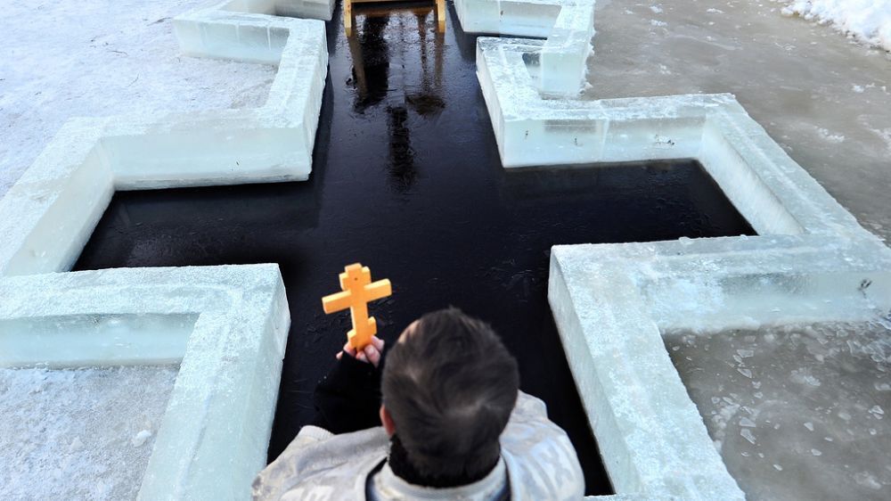 Крещение 19 января 2023: когда и как окунаться в прорубь на Крещение?