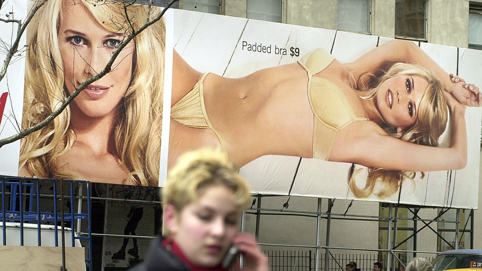 Все знаменитости, которых принц Гарри упоминает в Spare — от Spice Girls до Кортни Кокс и супермоделей