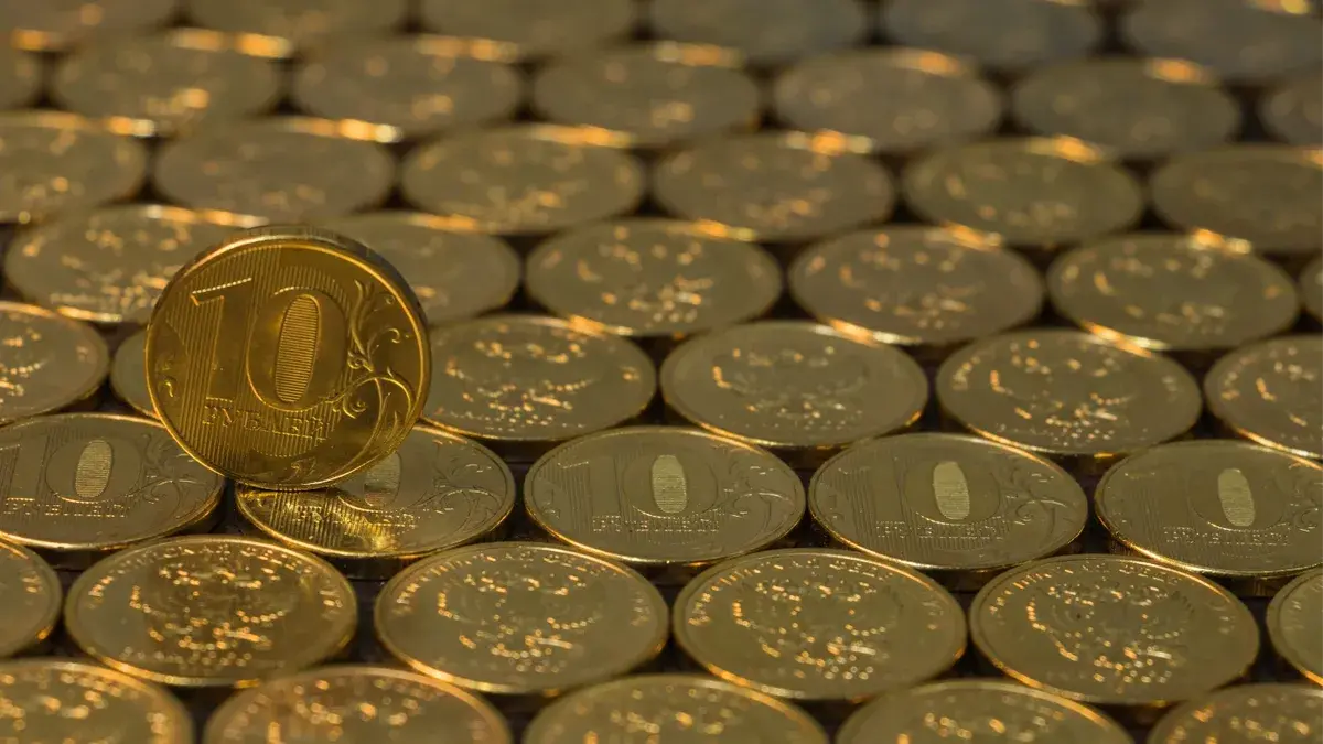 Плюс 1000 рублей на счет: в каких банках платят «живыми» деньгами за перевод пенсии на карту