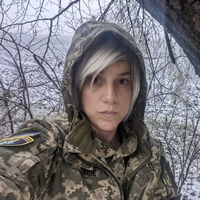 Сумасшедший сдвиг в моем восприятии': Как первый военный корреспондент-трансгендер теперь воюет с Украиной