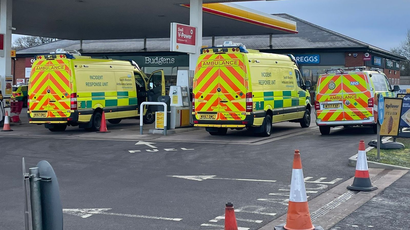 Десятки раненых, некоторые из них находятся в больнице после того, как двухэтажный автобус с 71 человеком на борту перевернулся на A39 Quantock Road