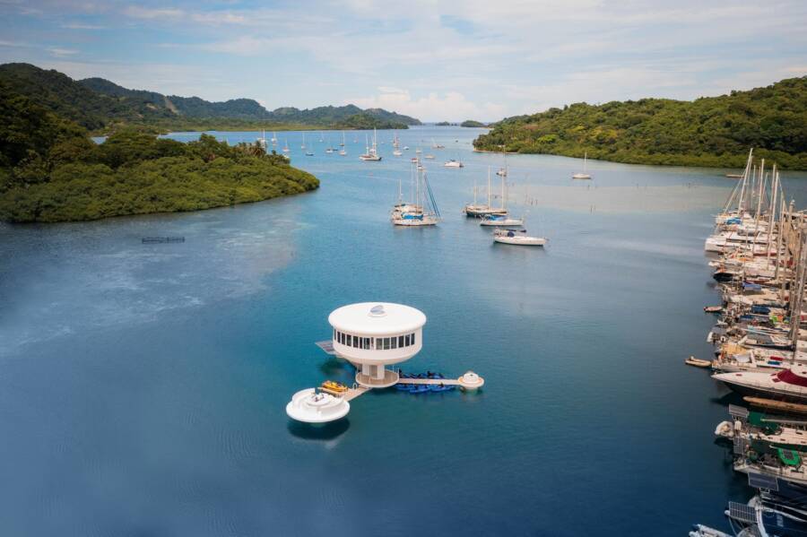Прототип плавучего дома упал в воду.