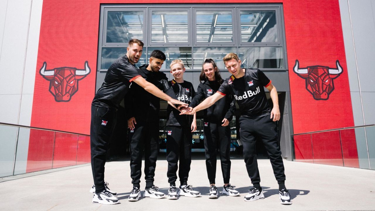 Профессиональный футболист и киберспортсменка: Лена Гюльденпфенниг из RB Leipzig.