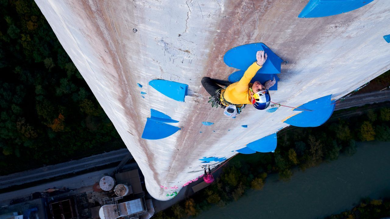 Два альпиниста мирового класса преодолевают самую высокую дымоходную трубу в Европе.