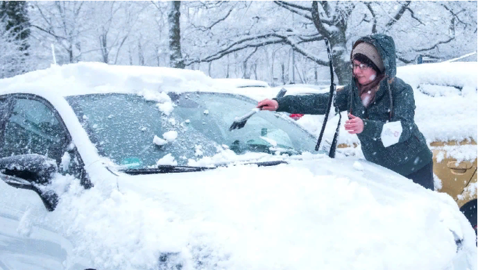 Как быстро разморозить лобовое стекло?Читайте!