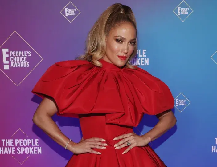 Дженнифер Лопес говорит, что культовое выступление Мадонны и Бритни Спирс на VMAs 2003 изначально должно было быть немного другим!