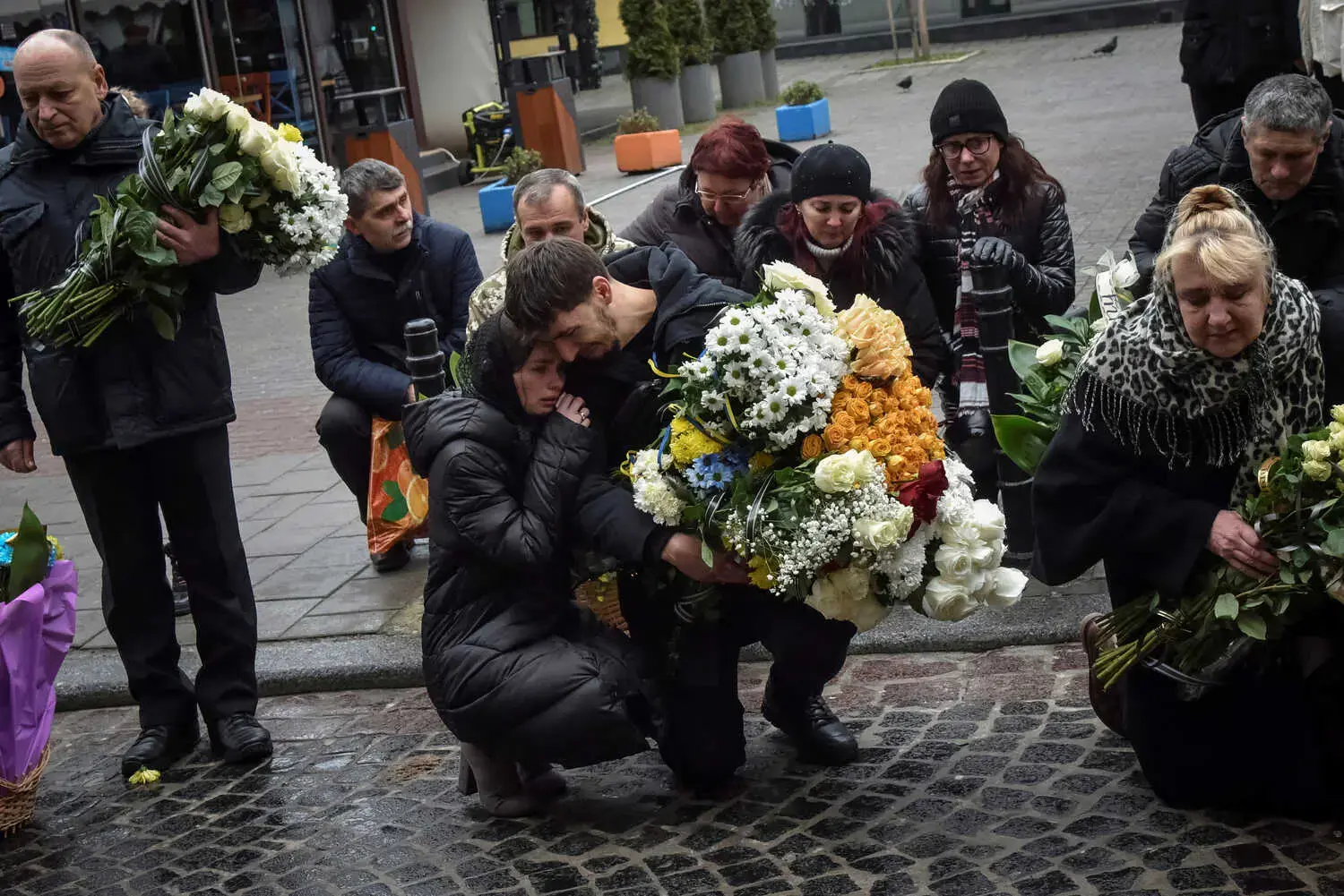 В результате крушения российско-украинского вертолета на Украине погибли по меньшей мере 17 человек, в том числе чиновник Кабмина