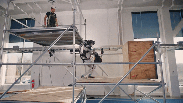 Гуманоид Atlas поднимает тяжелый материал, совершает прыжок в воду