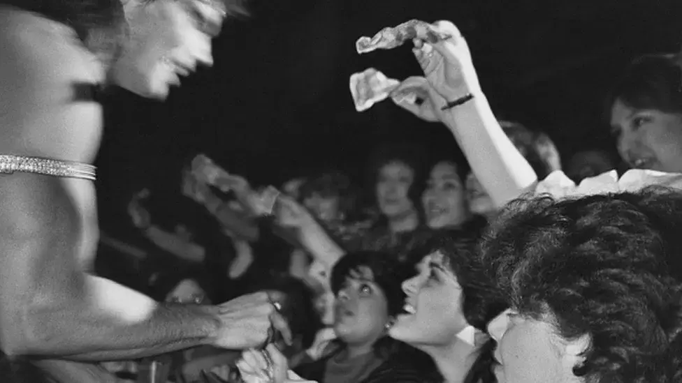 Индеец-индивидуалист, владевший империей стриптиз-клубов в США. Уроженец Мумбаи Стив Банерджи.