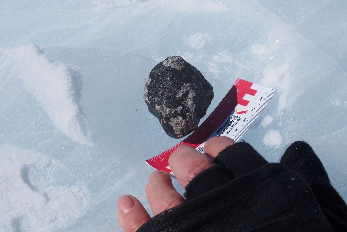 найденный метеорит в антарктиде. метеорит антарктида. метеорит антарктида. метеорит 2023. метеорит с марса в антарктиде.