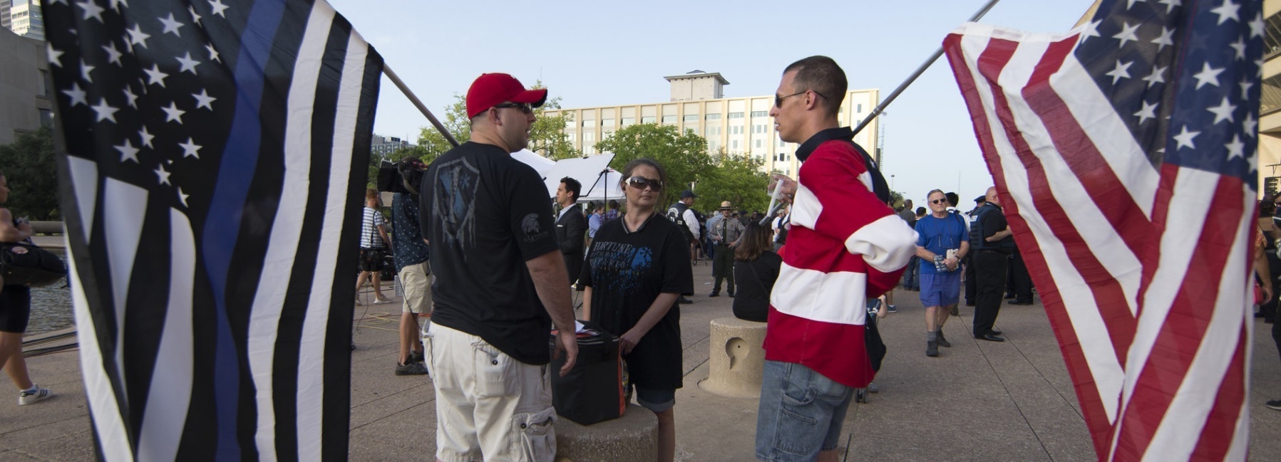 Офицер полиции Миннесоты вынужден извиниться за флаг с тонкой синей линией: "Запятнанный оттенками раскола"
