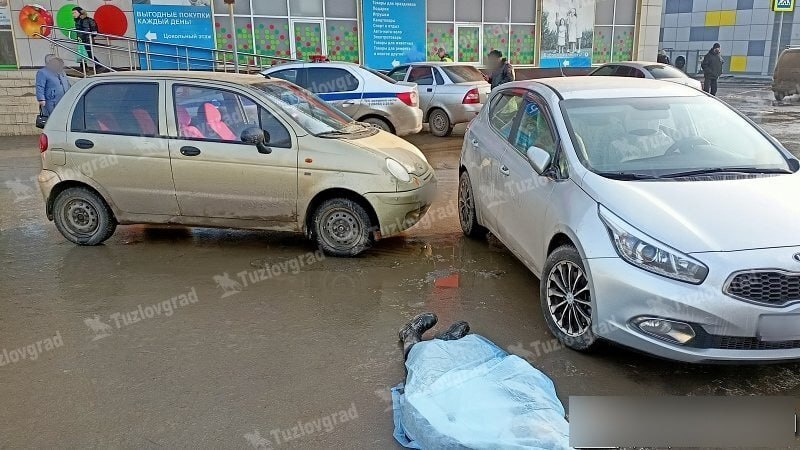 В Ростовской области бесправная автоледи на "Дэу Матизе" задавила на парковке ТРЦ девушку и попыталась скрыться